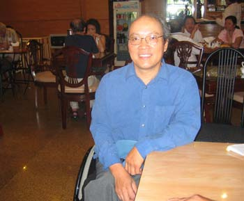 Vị Giáo sư - Tiến sĩ người Việt trên xe lăn của Đại học Y khoa UCLA