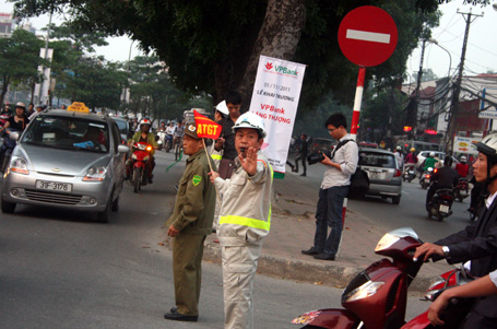 Kỹ sư xuống đường “giải cứu” giao thông Hà Nội