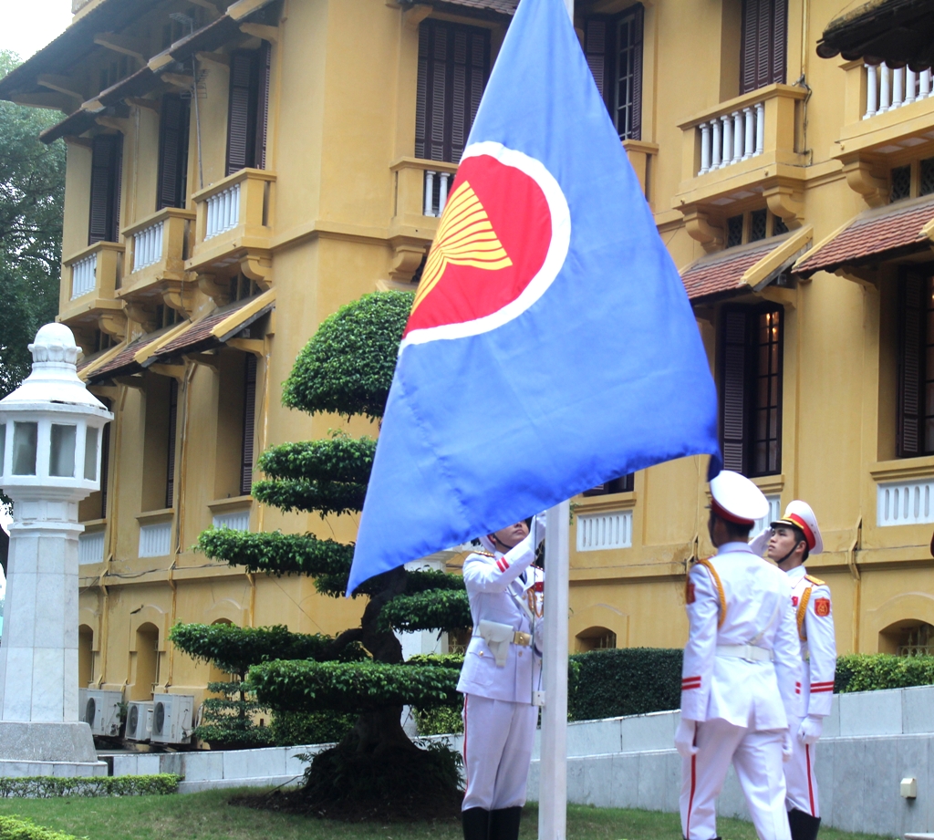 Lễ thượng cờ chào mừng Cộng đồng ASEAN tại Thủ đô Hà Nội