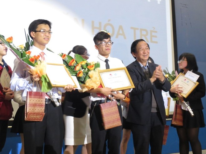 Quán quân cuộc thi Tranh luận hùng biện BNW 2014 thuộc về sinh viên Đại học Quốc gia Hà Nội 