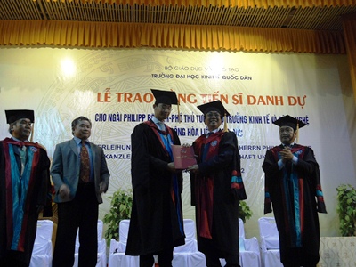 Trao bằng tiến sĩ danh dự cho Phó Thủ tướng Đức gốc Việt