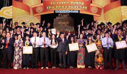 Hà Nội tuyên dương 132 thủ khoa xuất sắc tốt nghiệp các trường đại học, học viện 