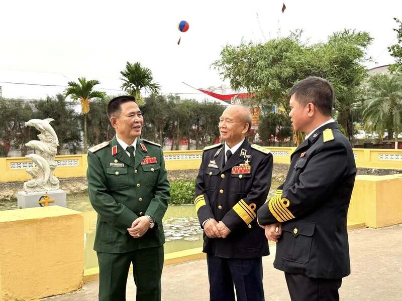 Trung tướng, GS.TS Nguyễn Đình Chiến (ngoài cùng bên trái) cùng các lãnh đạo Quân chủng Hải quân. Ảnh: NVCC