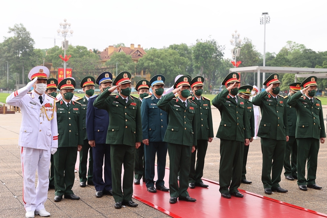 Lãnh đạo Đảng, Nhà nước viếng Chủ tịch Hồ Chí Minh nhân 47 năm Ngày thống nhất đất nước - Ảnh 3.