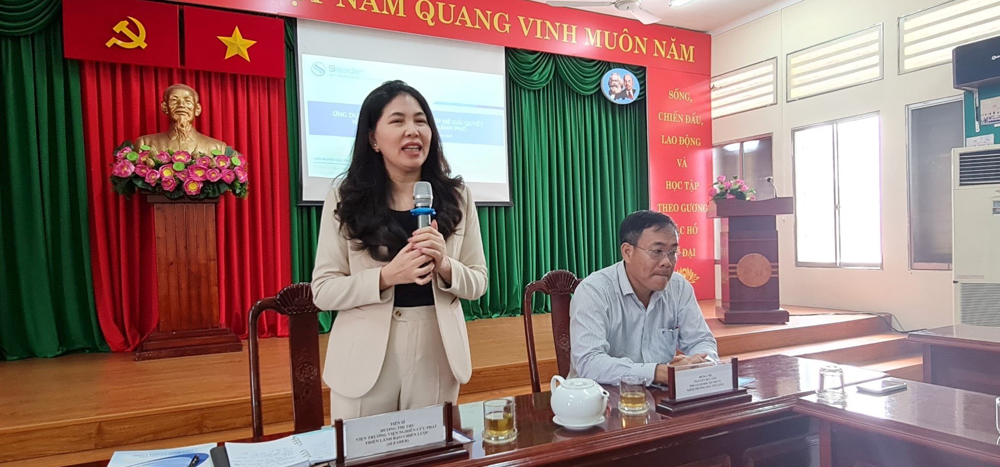 TS. Dương Thu, Viện trưởng Viện Nghiên cứu Phát triển Lãnh đạo Chiến lược (SLEADER) và ông Nguyễn Duy Tân, Phó Giám đốc Sở Nội vụ đồng chủ trì Hội nghị